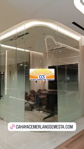 Ruang meeting kaca dengan sudut kaca lengkung custom, dipasang Cahaya Cemerlang Semesta di Wisma ADR, Pantai Indah Kapuk (perkantoran).