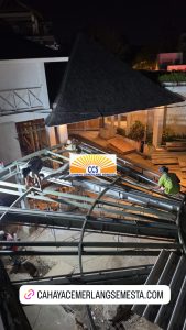 proses pemasangan rangka beam dan dudukan kaca vip entry east wing pergola finns beach club canggu bali – cahaya cemerlang semesta