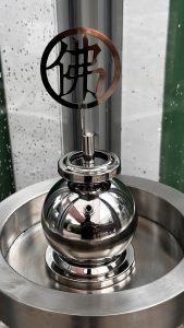 Pelita stainless handmade model bola, finishing mirror, detailing pemolesan oleh engineer Cahaya Cemerlang Semesta untuk Vihara Ekayana Graha, Jakarta Barat.